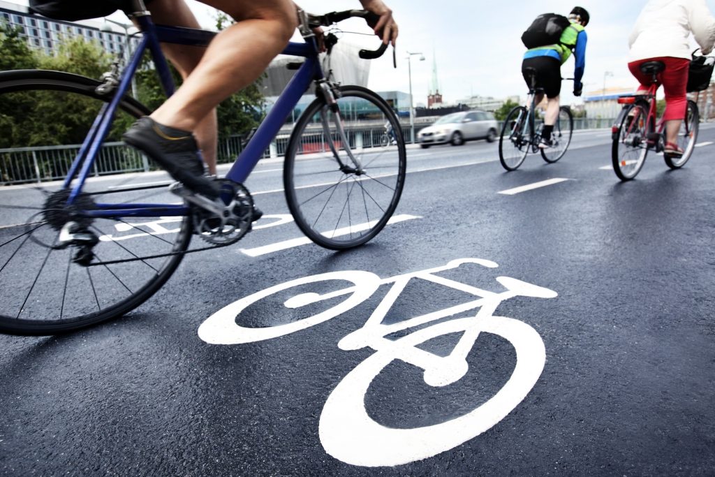 Ciclismo sobre asfalto mojado.